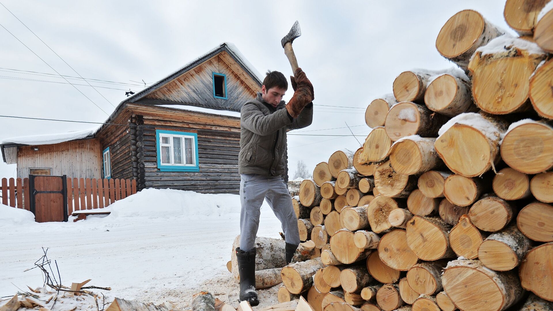 Мужчина рубит дрова в деревне - ИноСМИ, 1920, 07.07.2022