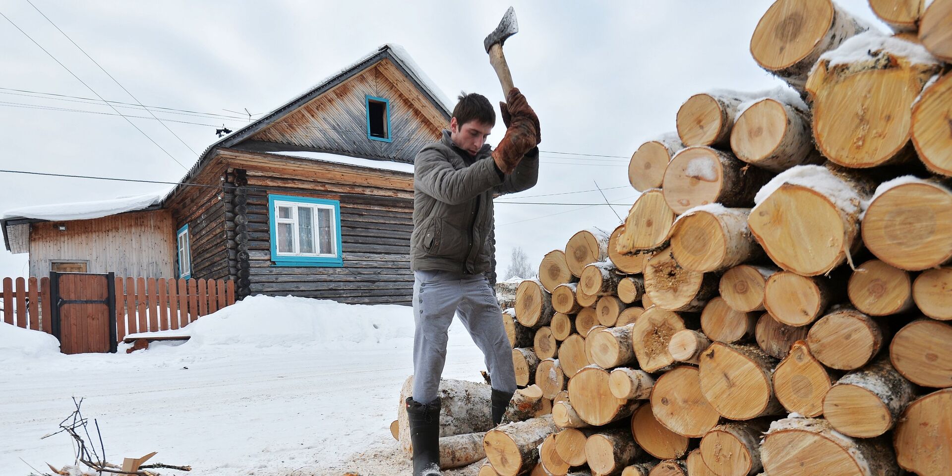 Мужчина рубит дрова в деревне - ИноСМИ, 1920, 07.07.2022