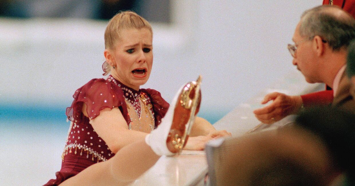 Американская фигуристка Тоня Хардинг плачет, вынужденная прервать выступление на Олимпийских играх 1994 года