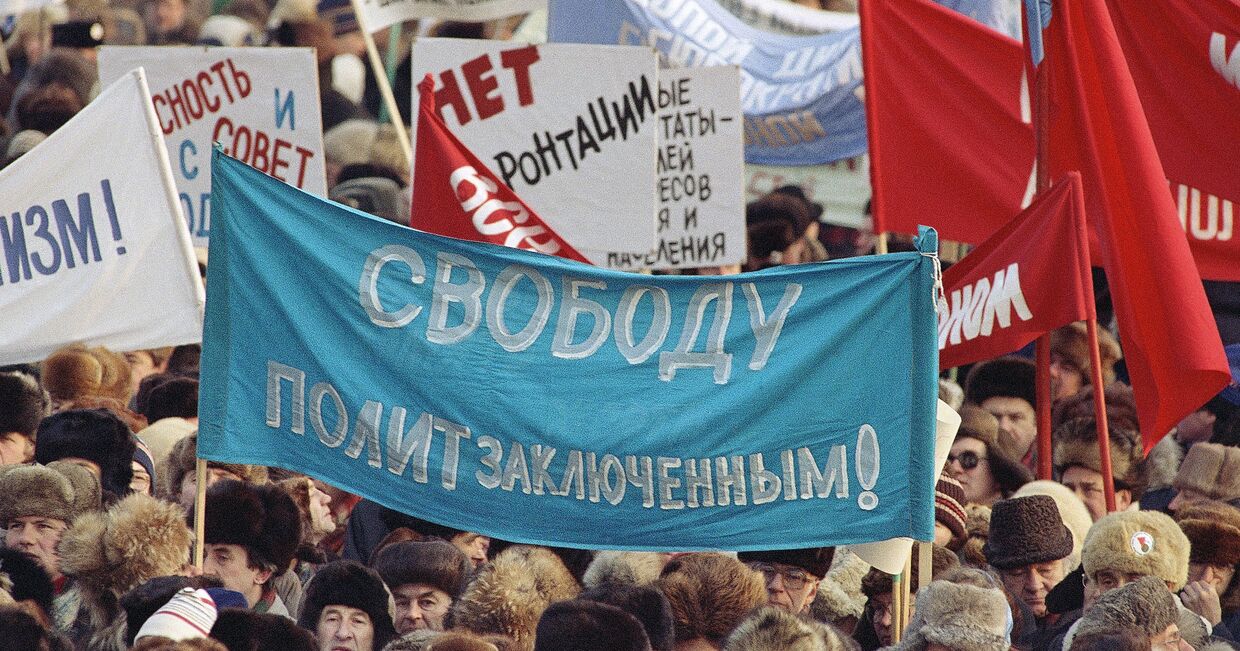 Участники митинга в Москве 10 декабря 1989 года