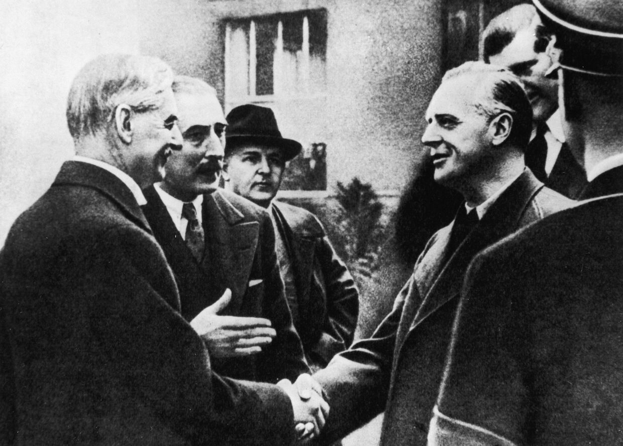 Премьер-министр Великобритании Невилл Чемберлен прибыл в Мюнхен для подписания соглашение 1938 года о разделе Чехословакии.
