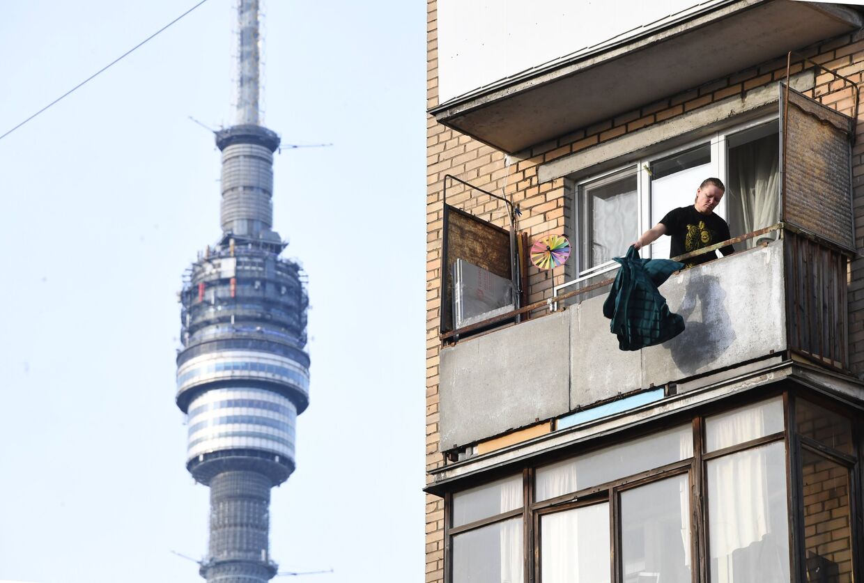 Женщина балконе жилого дома в Москве