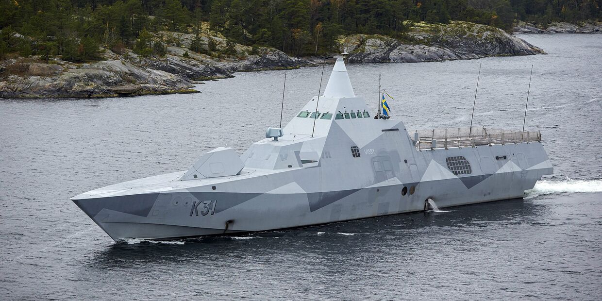Корвет ВМС Швеции HMS Visby патрулирует Стокгольмский архипелаг