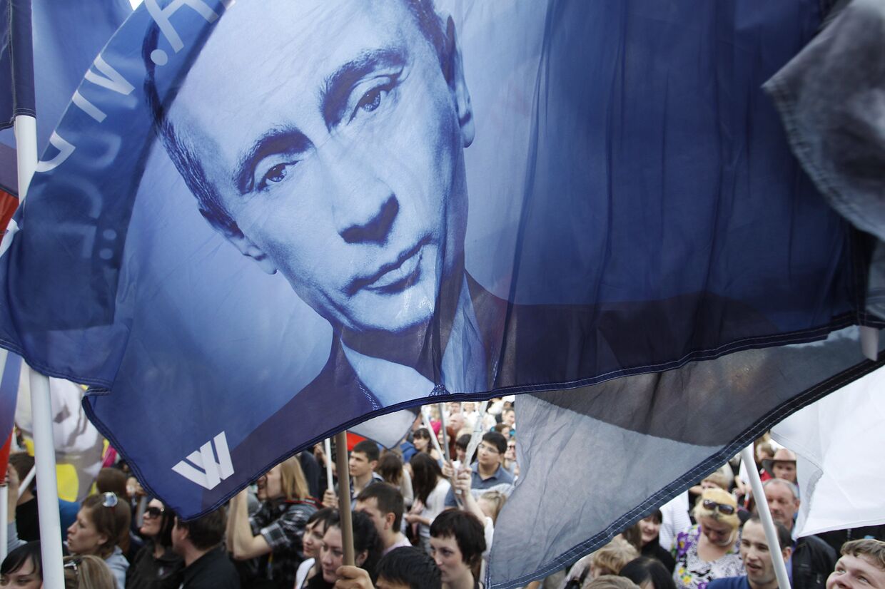 Сторонники Владимира Путина во время митинга накануне его инаугурации в Москве