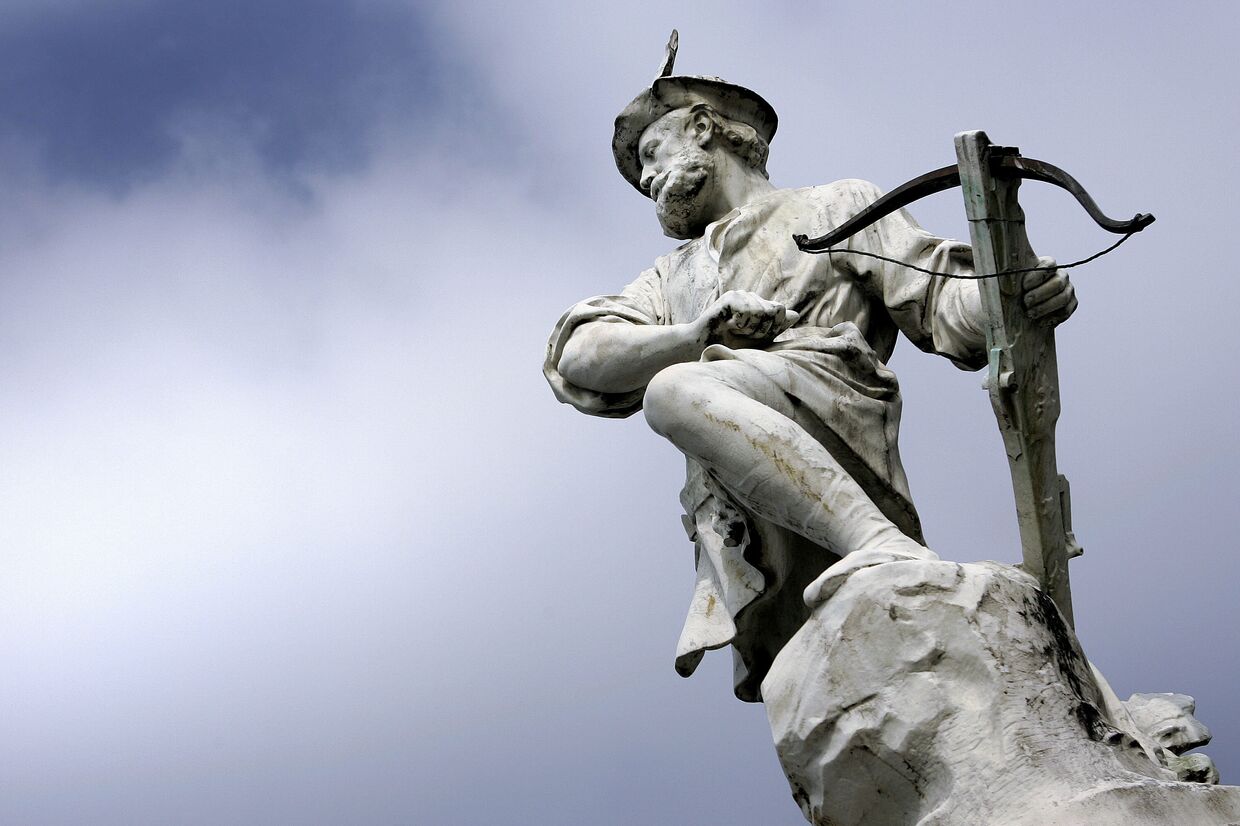 Скульптура Швейцарского национального героя Вильгельма Телля с арбалетом в руках в Лозанне