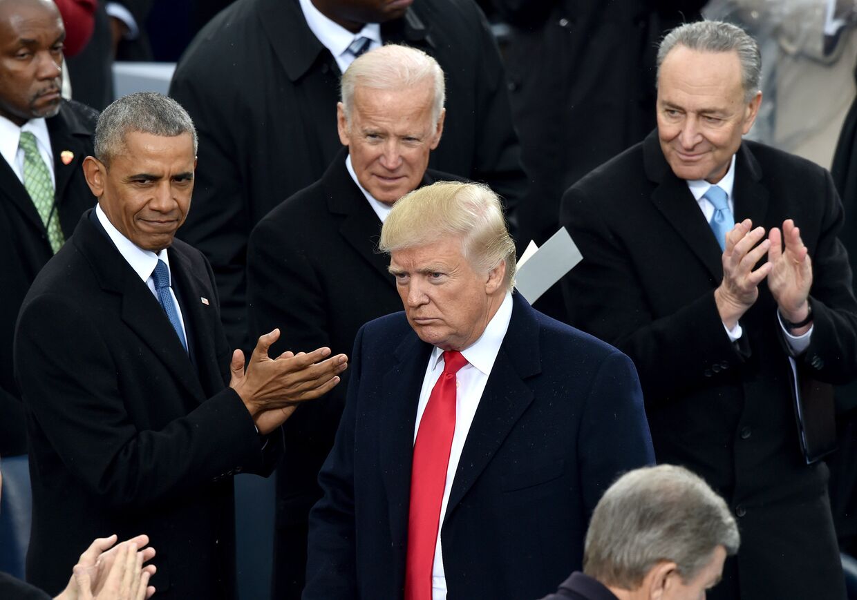 Президент США Дональд Трамп, бывший президент США Барак Обама, бывший вице-президент Джо Байден во время церемонии инаугурации Трампа в Вашингтоне