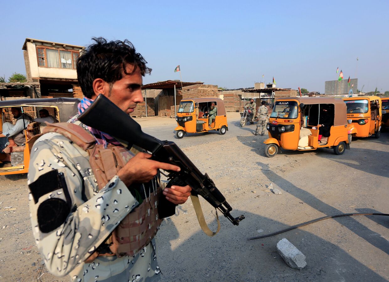 Афганский полицейский на КПП в Джелалабаде