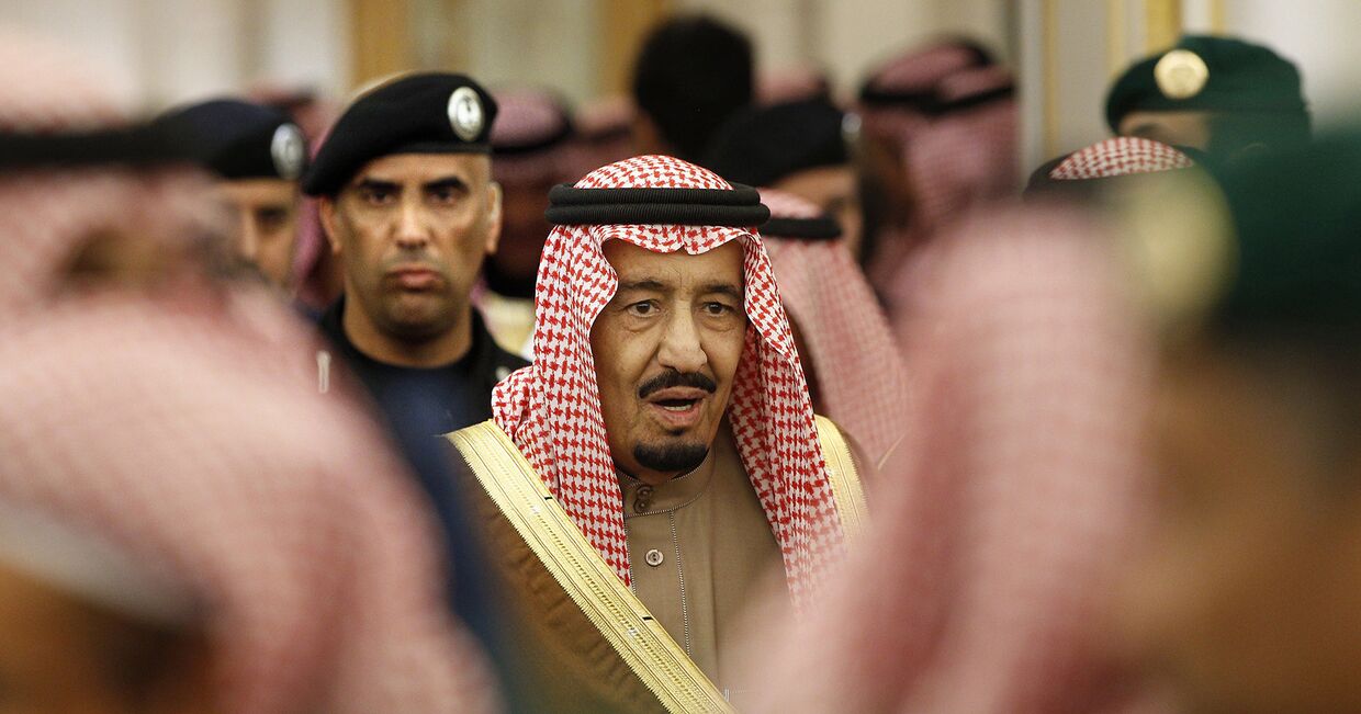 Король Саудовской Аравии Салман и его телохранитель генерал-майор Абдулазиз Аль-Фагам