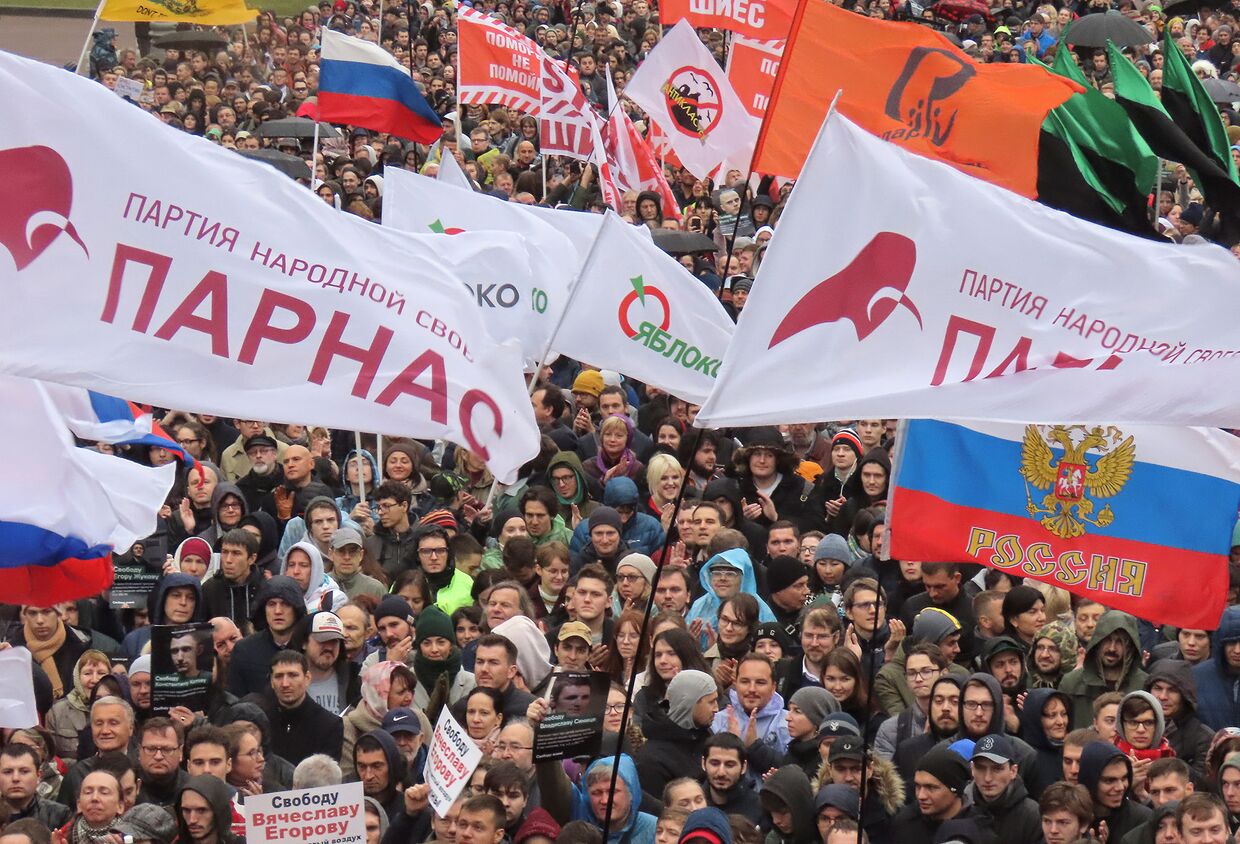 Участники митинга с требованием освободить политических заключенных в Москве