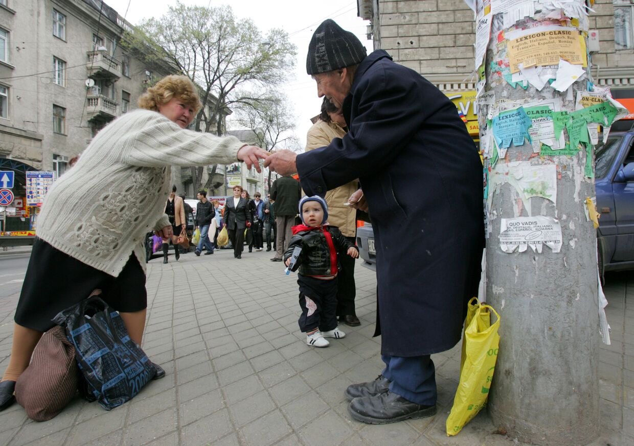 Попрошайка на одной из улиц в Кишиневе, Молдавия