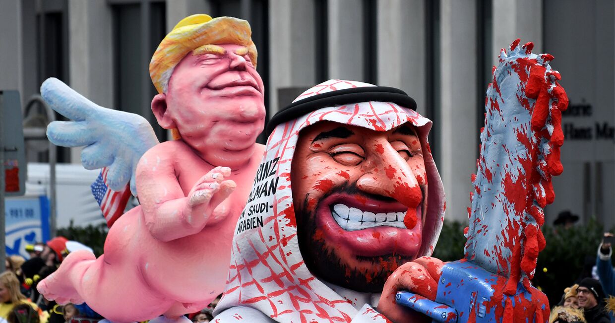 Фигуры, изображающие Президента США Дональда Трампа и наследного принца Саудовской Аравии Мохаммада бен Салмана на карнавале в Дюссельдорфе