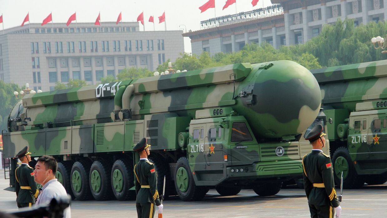 Межконтинентальная баллистическая ракета DF-41 на военном параде