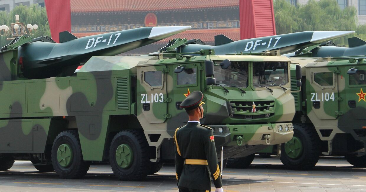 Баллистические ракеты средней дальности DF-17 на военном параде