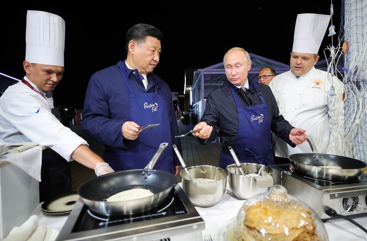 Президент РФ Владимир Путин и председатель КНР Си Цзиньпин во время посещения выставки в рамках ВЭФ на острове Русский.