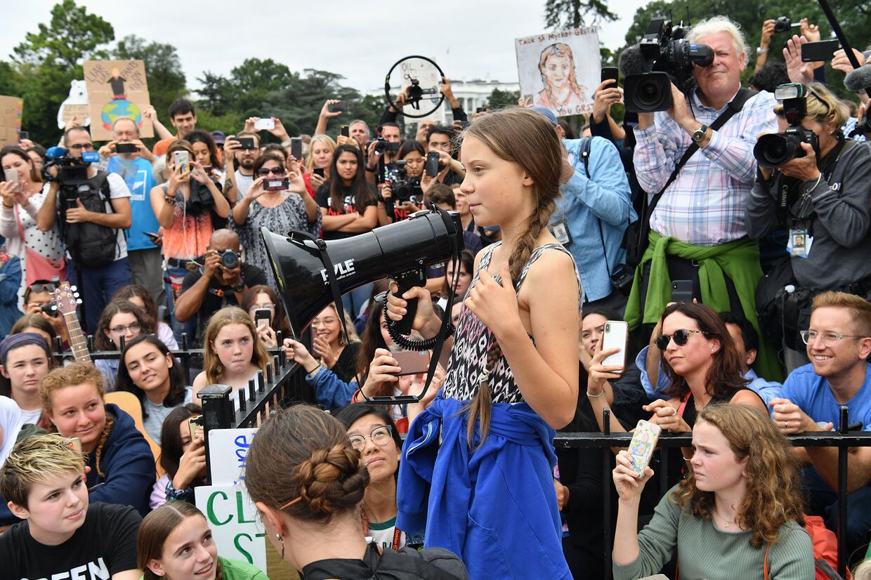 Грета Тунберг выступает на климатическом протесте у Белого дома в Вашингтоне