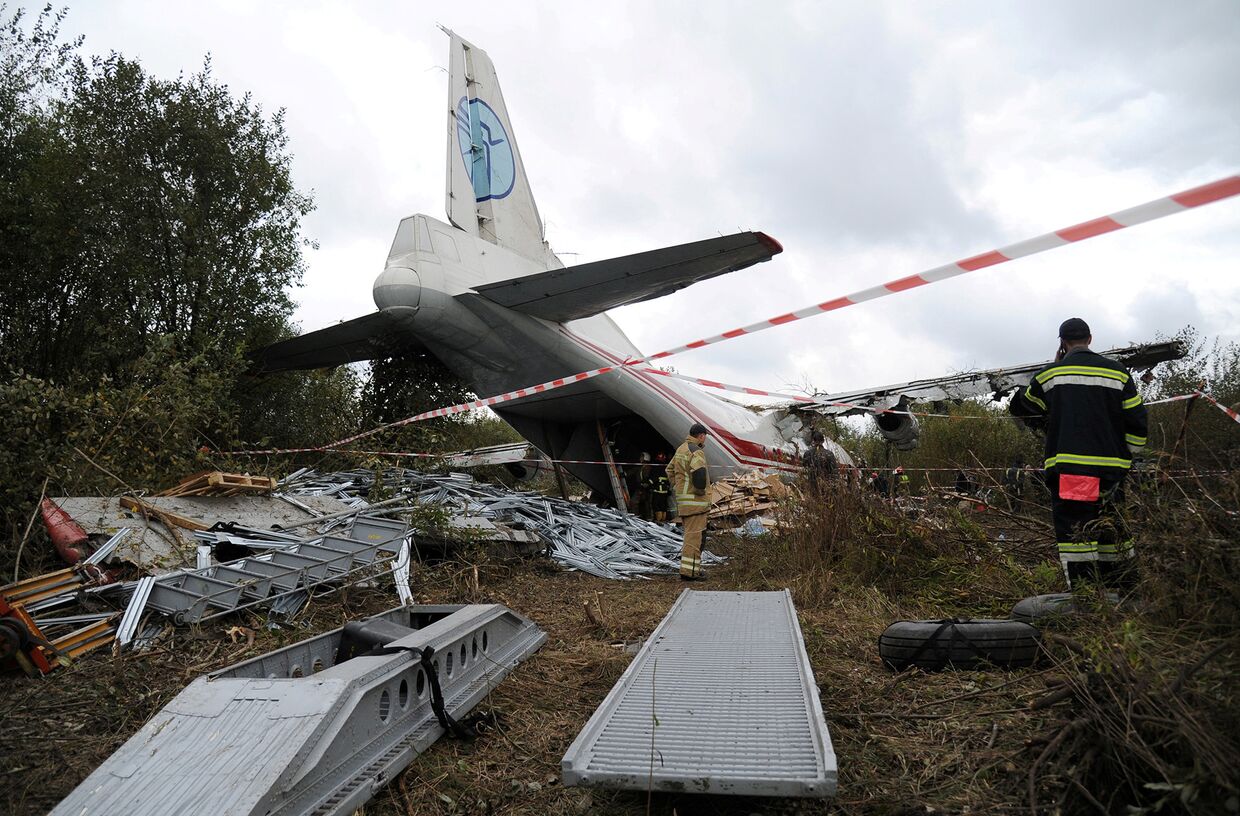 Место аварийной посадки грузового самолета Ан-12 во Львовской области Украины
