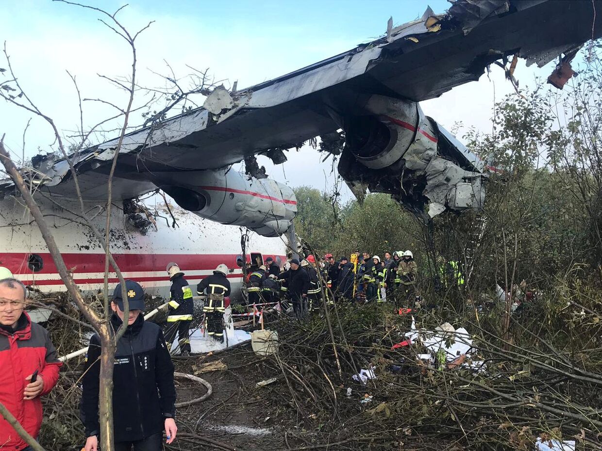 Место аварийной посадки грузового самолета Ан-12 во Львовской области Украины