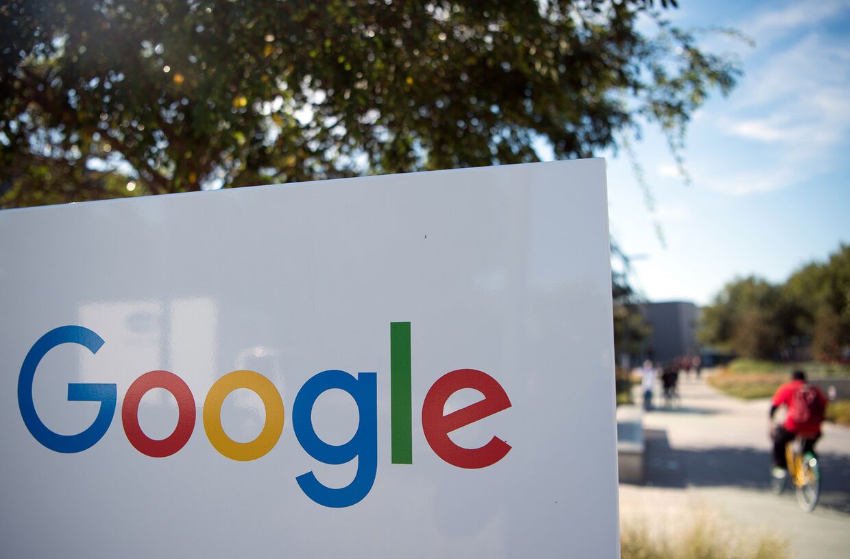 Логотип Google в Менло-Парке, штат Калифорния