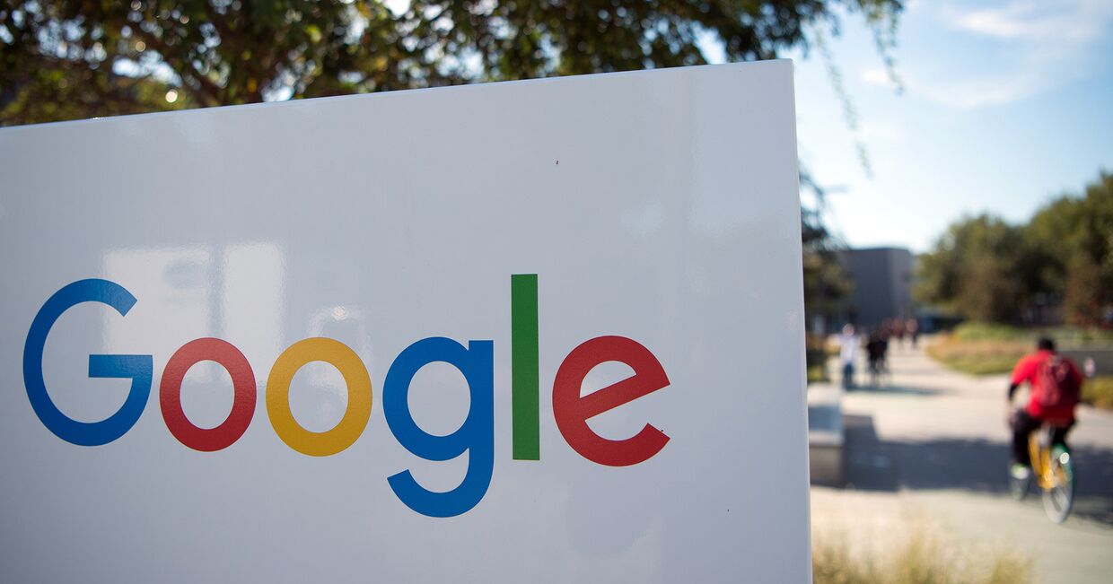Логотип Google в Менло-Парке, штат Калифорния