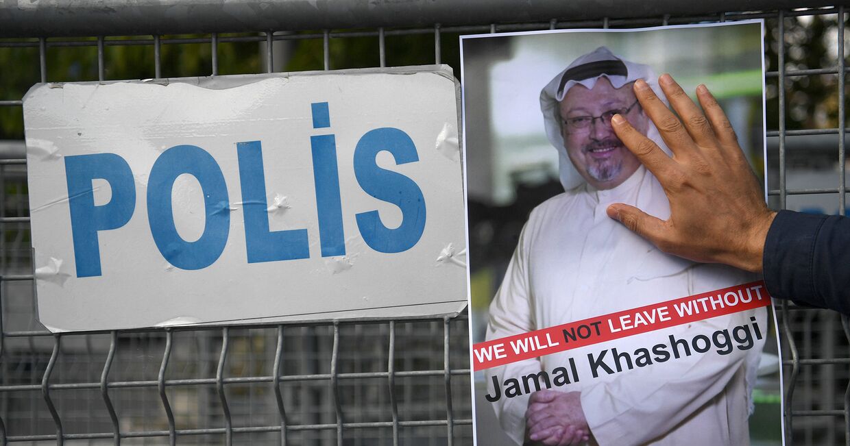 Участник акции протеста с портретом саудовского журналиста Джамаля Хашогги