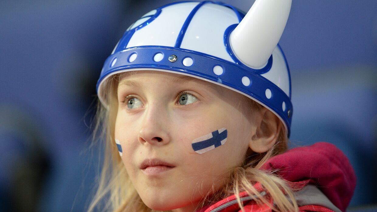 Болельщица сборной Финляндии во время матча группового этапа Чемпионата мира по хоккею с шайбой