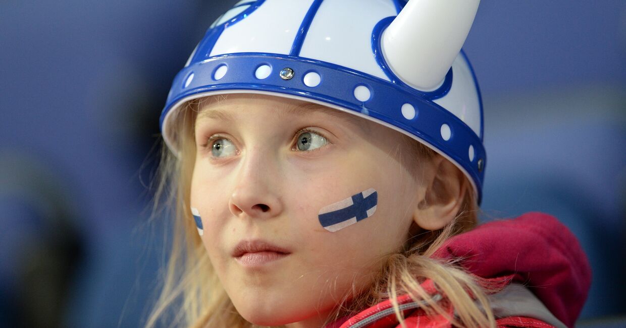 Болельщица сборной Финляндии во время матча группового этапа Чемпионата мира по хоккею с шайбой
