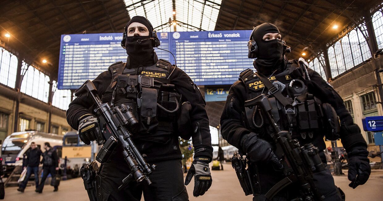 Сотрудники полиции на вокзале в Будапеште, Венгрия
