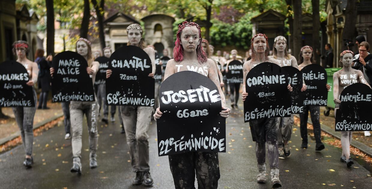 Активистки движения Femen во время акции протеста на кладбище Монпарнас в Париже