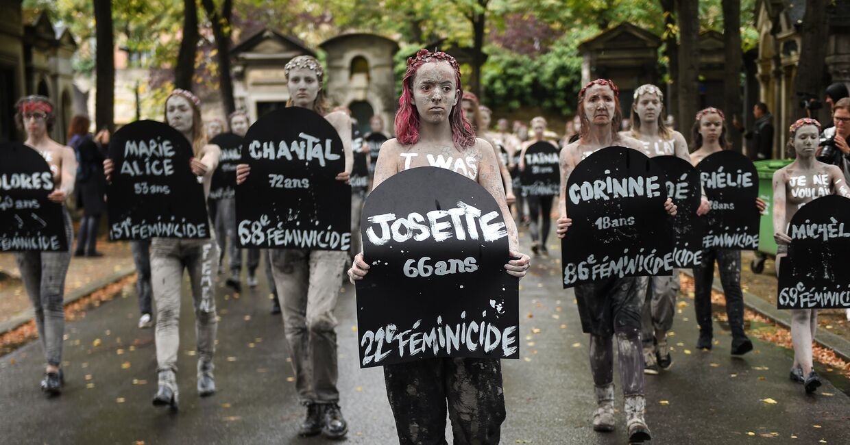 Активистки движения Femen во время акции протеста на кладбище Монпарнас в Париже