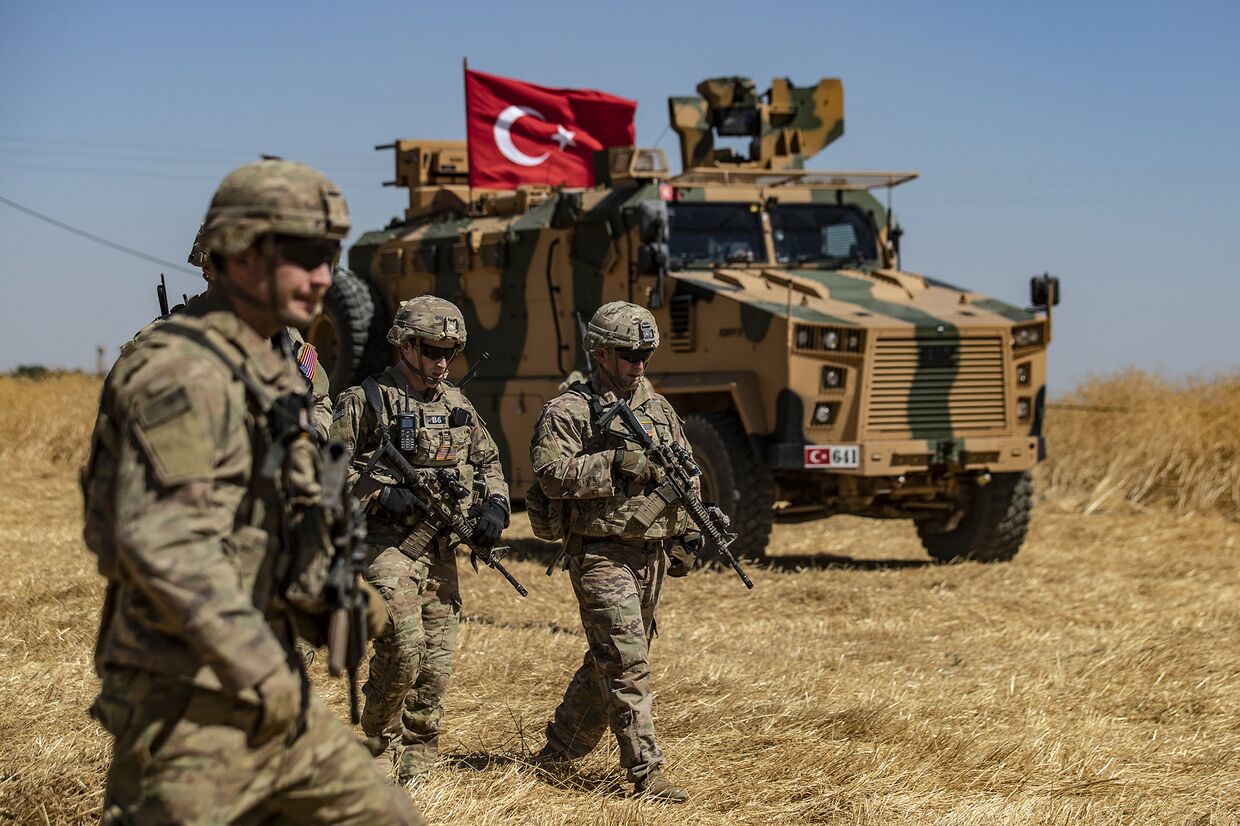 Американские солдаты во время совместного патрулирования США и Турции недалеко от Тель-Абьяда