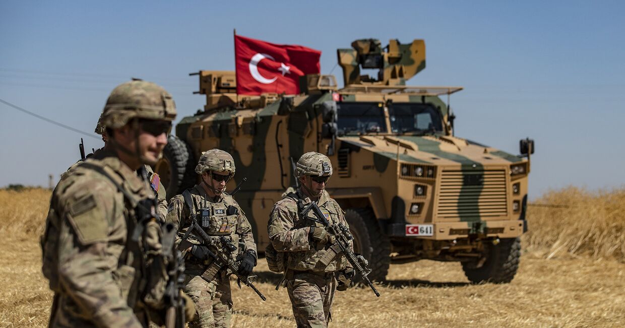 Американские солдаты во время совместного патрулирования США и Турции недалеко от Тель-Абьяда