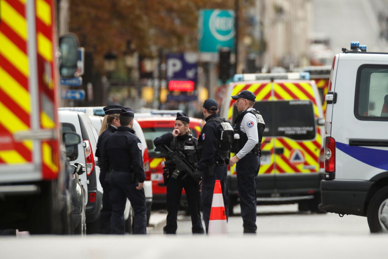 Французская полиция перед штаб-квартирой полиции в Париже