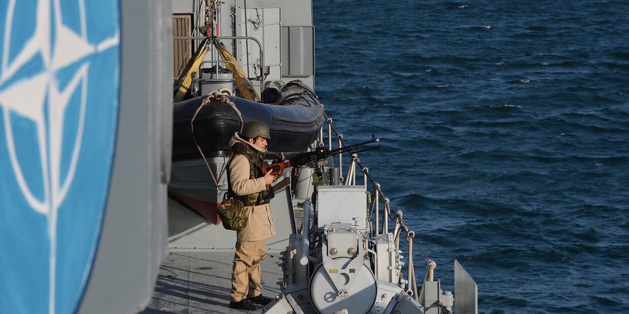 Румынский фрегат во время военных учений НАТО в Черном море