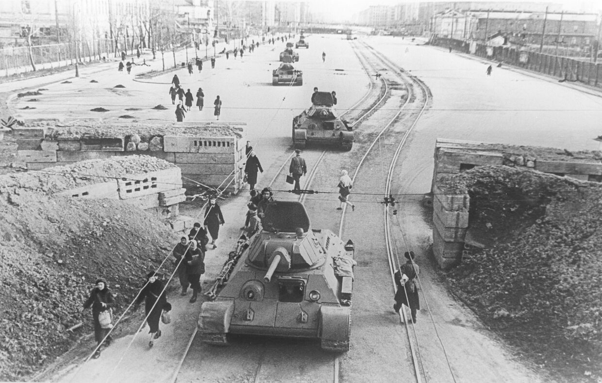 Танки идут на фронт по Международному проспекту блокадного Ленинграда