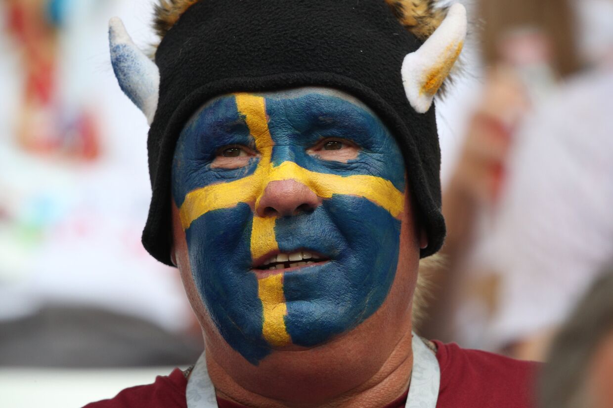 Болельщик сборной Швеции перед началом матча 1/4 финала чемпионата мира по футболу