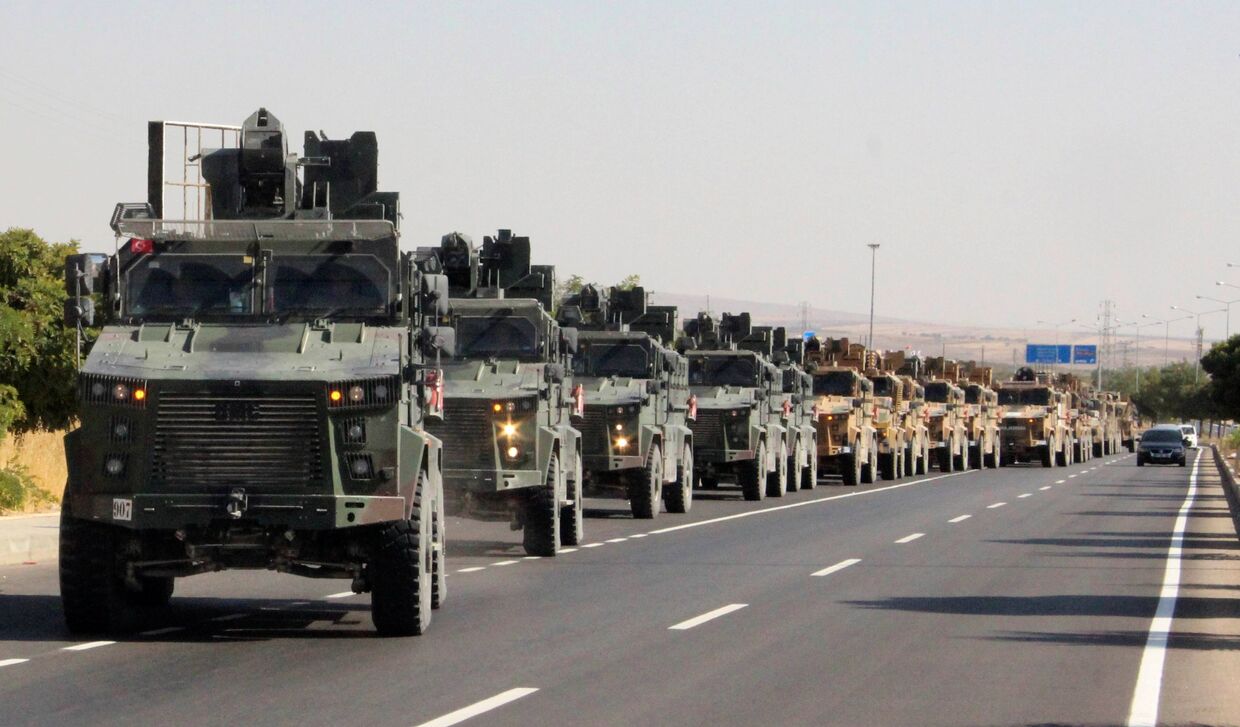 Турецкий военный конвой недалеко от турецко-сирийской границы