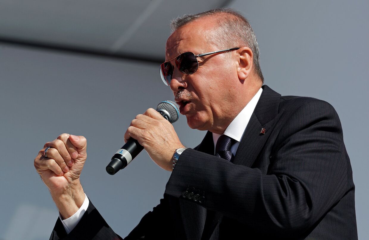Президент Турции Тайип Эрдоган выступает перед сторонниками в Стамбуле