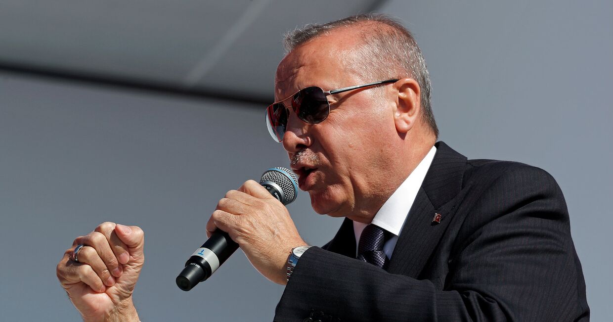 Президент Турции Тайип Эрдоган выступает перед сторонниками в Стамбуле