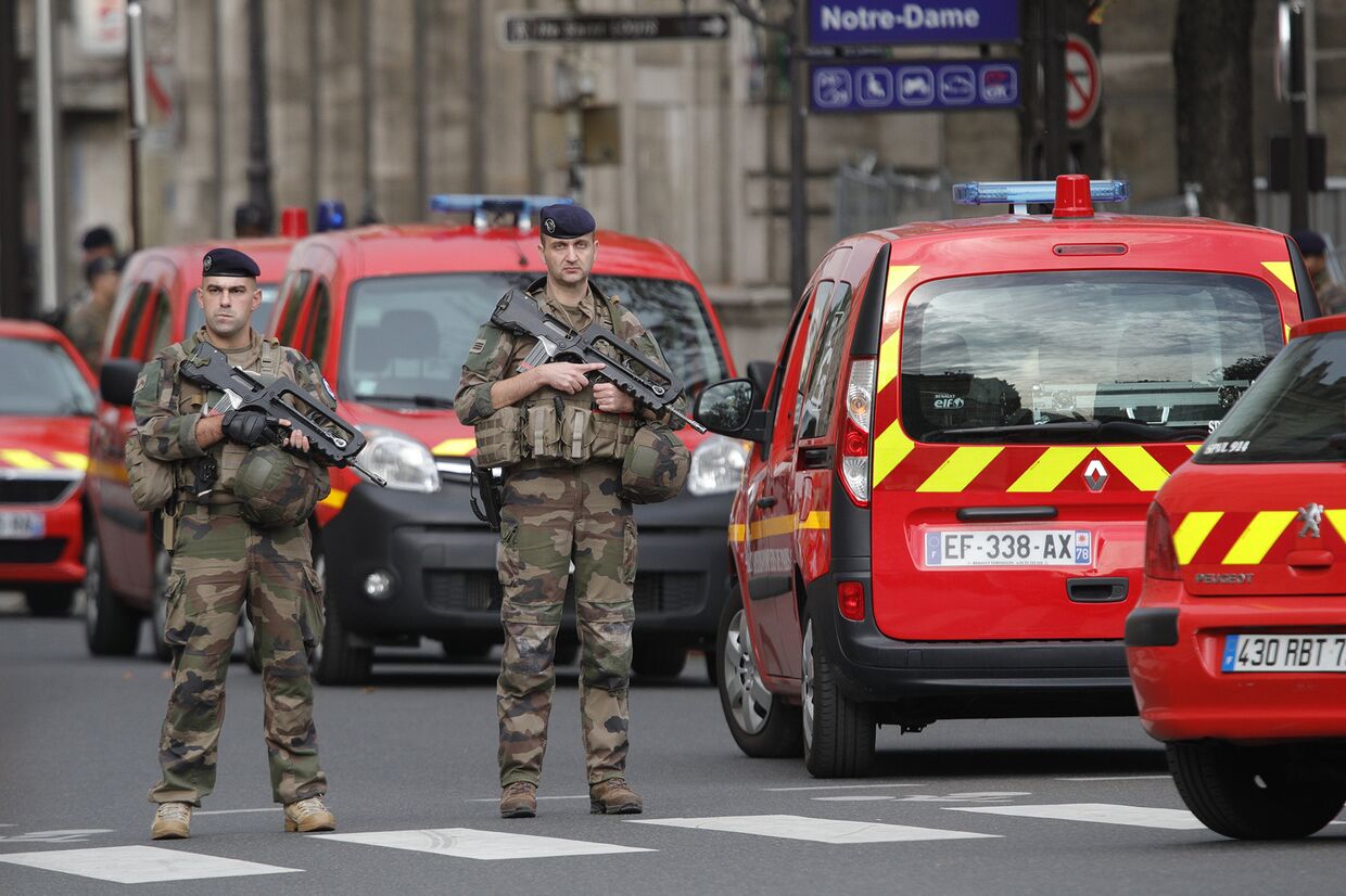 Французские солдаты возле парижской префектуры полиции
