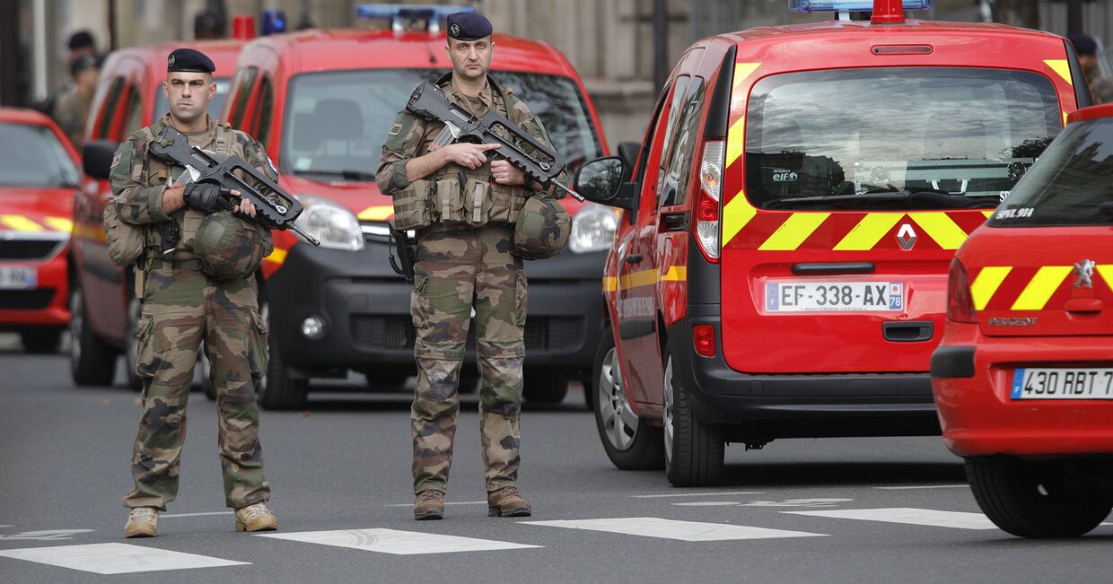 Французские солдаты возле парижской префектуры полиции