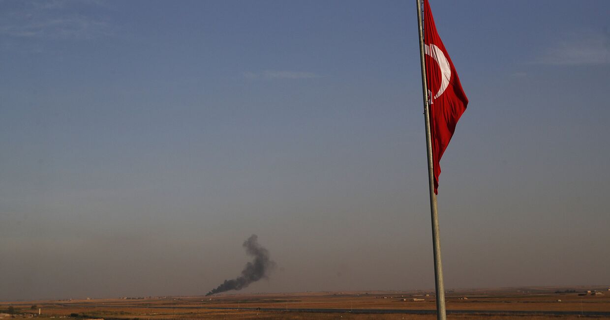 Дым от бомбардировок территории Сирии турецкими войсками 9 октября 2019 года