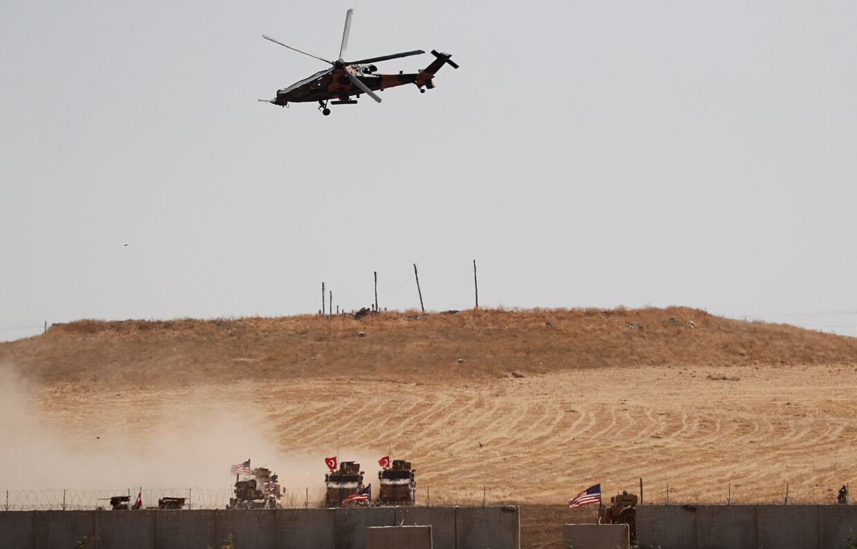 Турецкий военный вертолет во время патрулирования на границе с Сирией