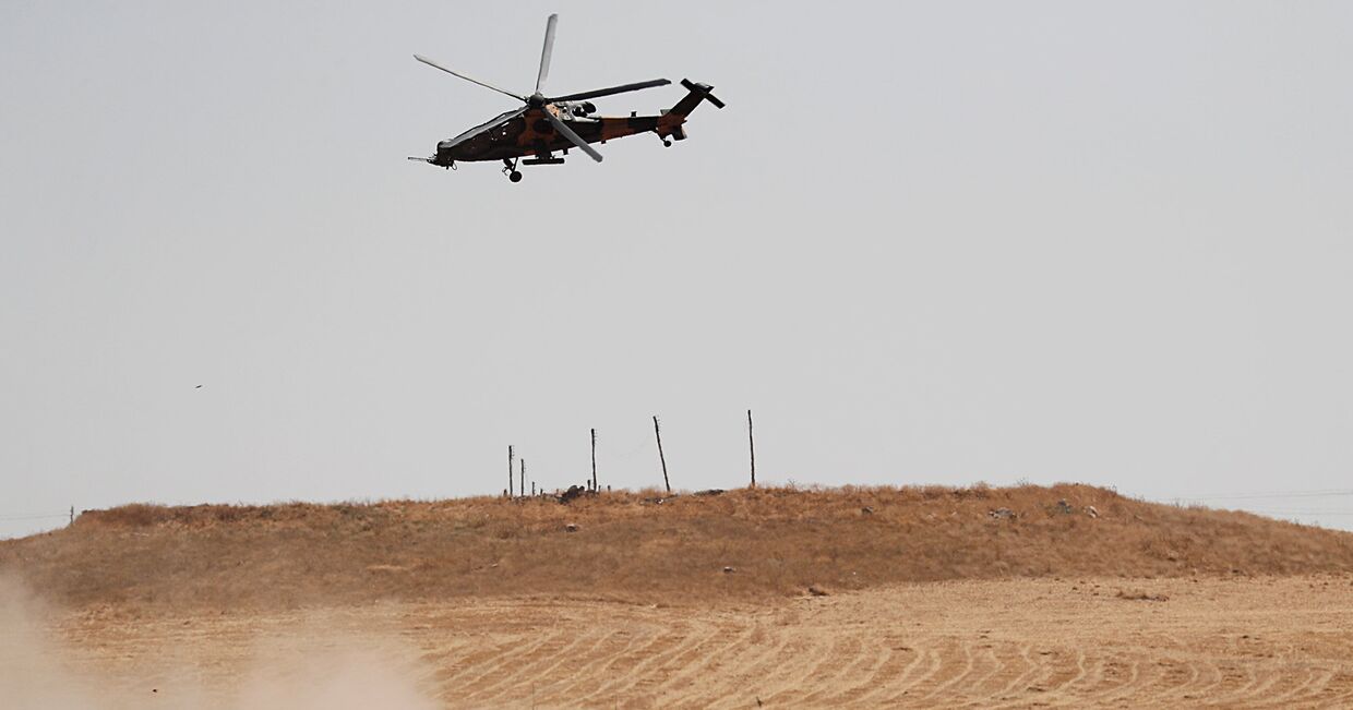 Турецкий военный вертолет во время патрулирования на границе с Сирией