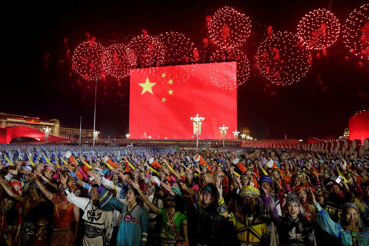 Праздничный салют над площадью Тяньаньмэнь в честь 70-летия основания КНР в Пекине