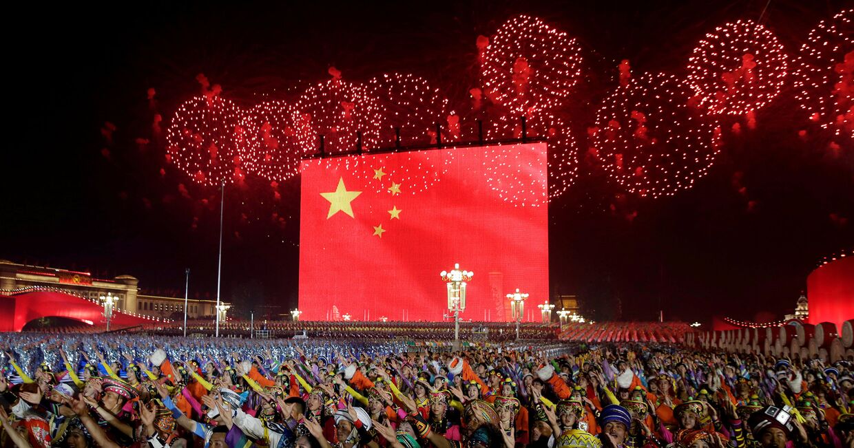 Праздничный салют над площадью Тяньаньмэнь в честь 70-летия основания КНР в Пекине