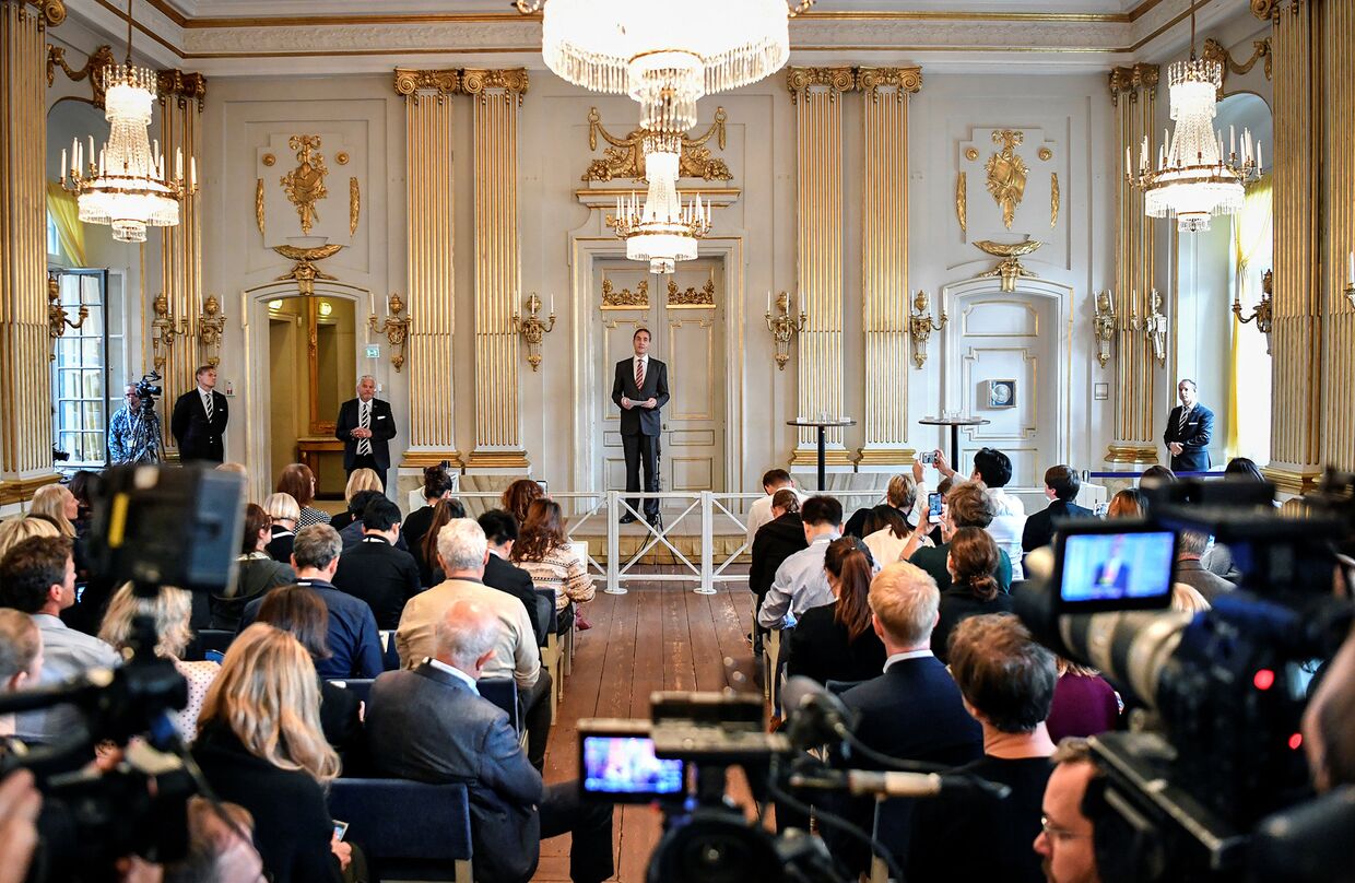Cекретарь Шведской академии Матс Мальм объявляет Ольгу Токарчук лауреатом Нобелевской премии по литературе 2018 года и Петера Хандке лауреатом Нобелевской премии по литературе 2019 года