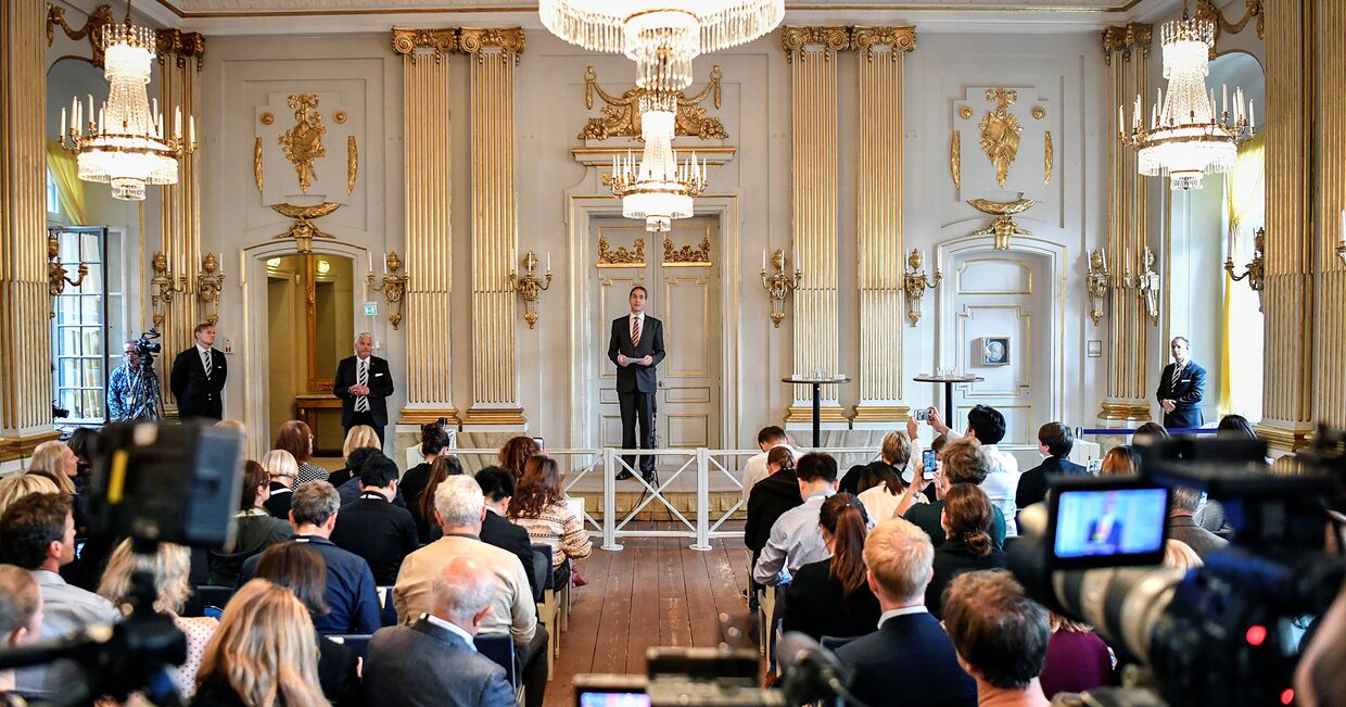 Cекретарь Шведской академии Матс Мальм объявляет Ольгу Токарчук лауреатом Нобелевской премии по литературе 2018 года и Петера Хандке лауреатом Нобелевской премии по литературе 2019 года
