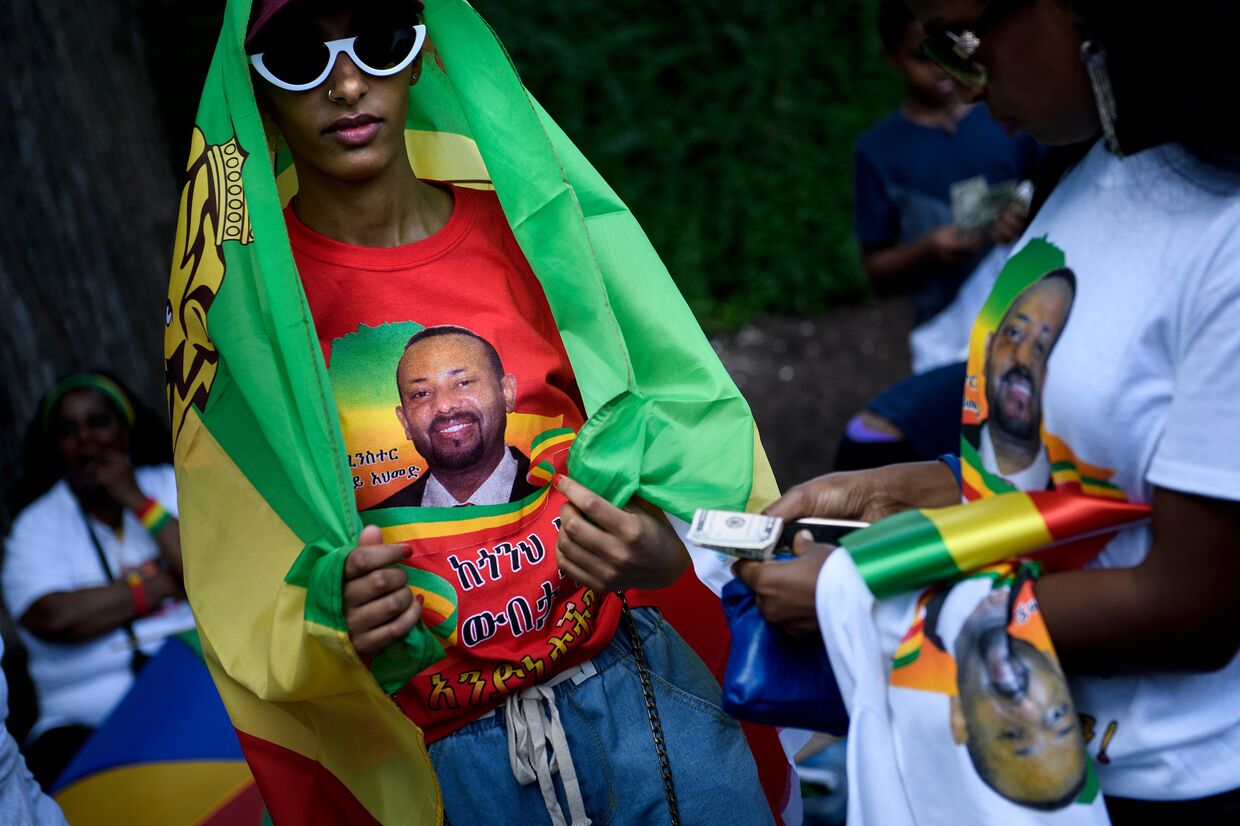Девушка в футболке с портретом премьер-министра Эфиопии Абия Ахмеда