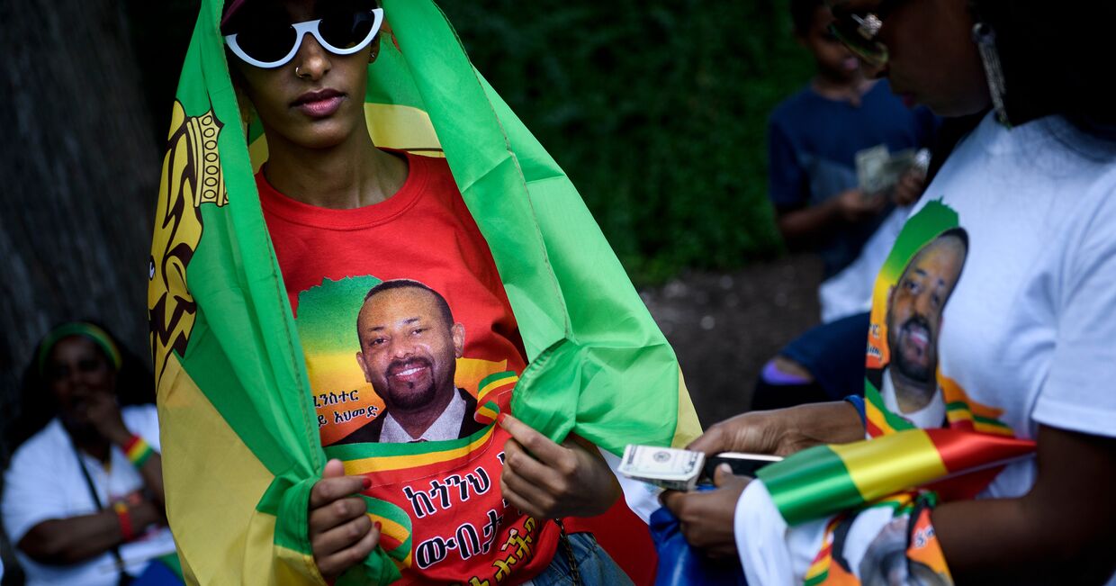 Девушка в футболке с портретом премьер-министра Эфиопии Абия Ахмеда