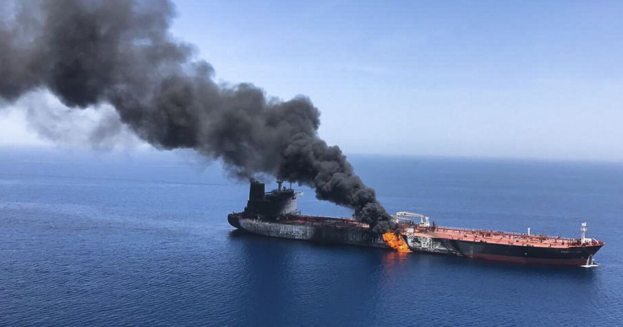 Нефтяной танкер горит в Оманском заливе